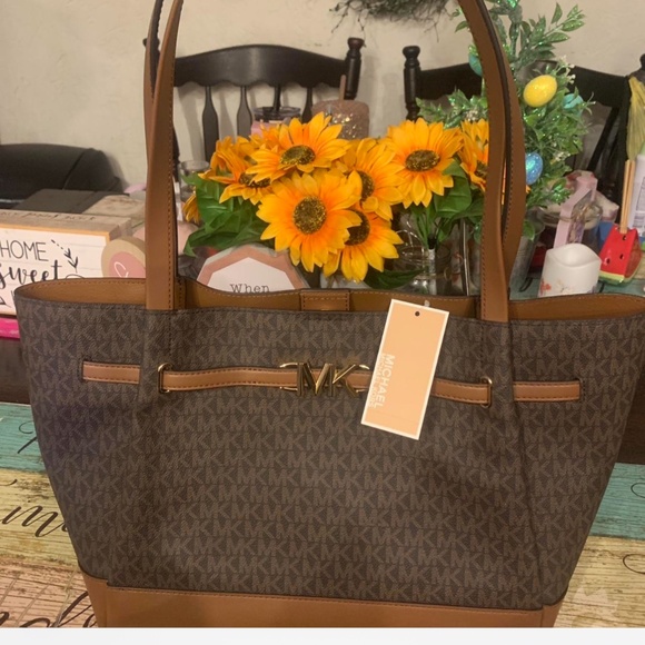 Brand new w tag Michael Kor tote Handbag - Picture 1 of 6